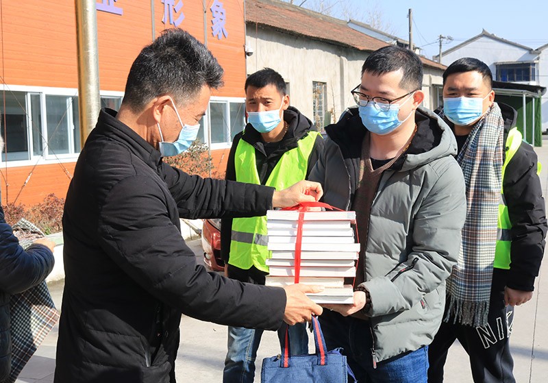 鼓樓街道領導對一線職工進行過年慰問